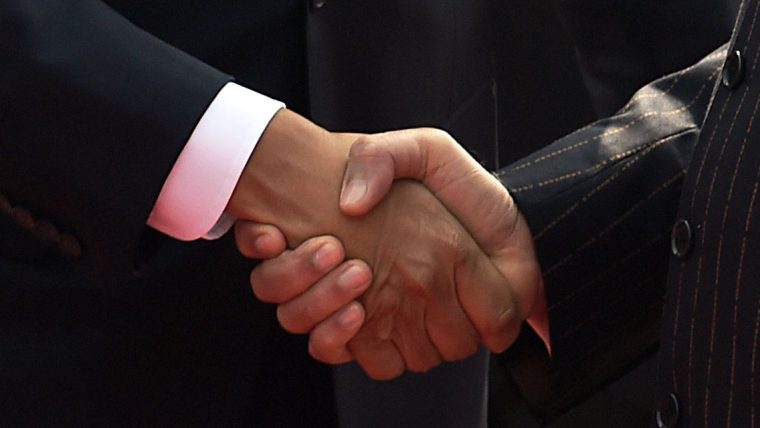 et vous que faites vous apres une poignee de main